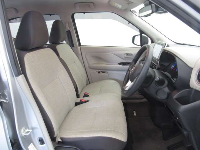 ◆前面ドア運転席◆ドアの開口が広く乗降ラクラク。シートの幅も広く運転していてもストレスを感じません。足元も広く快適なドライブを演出してくれます。