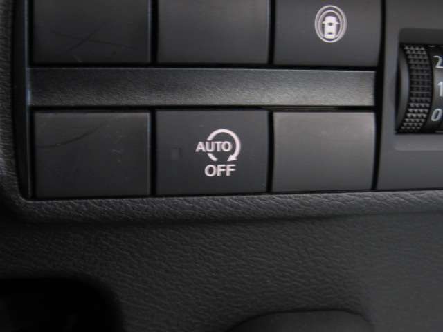 アイドリングストップは停車時の無駄なガソリンの消費を抑えてくれる賢い装備です。信号待ちではエンジンが自動停止、ブレーキをはずすとエンジンは自動復帰してくれます。経済的☆