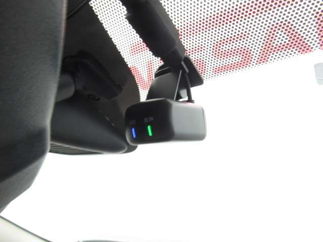 ドライブレコーダー☆いくら安全運転をしていても、事故に巻き込まれることもあります。万が一のときに証拠として使えるドライブレコーダー純正オプションで4万円ほどかかるものが付いています！