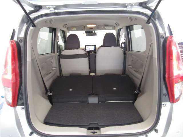 シートをすべて倒すとこんなに広々。たくさん荷物を積めます。これだけのスペースであればかなりの荷物が載せられます！