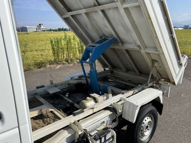 車両の品質管理は室内展示場を完備しておりますので、品質を保った状態の車両をご覧いただけます。