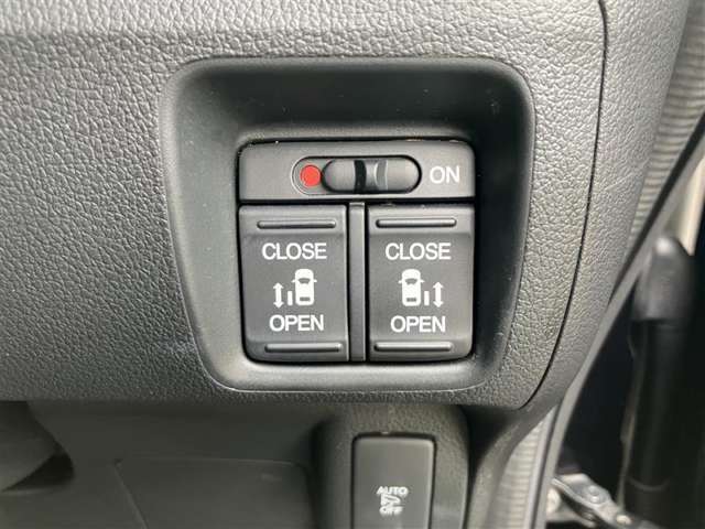 電動スライドドアボタン