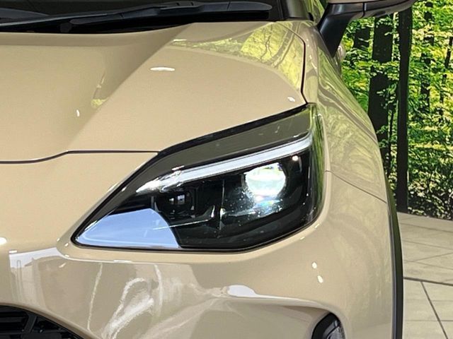 【LEDヘッドライト】悪天候や夜間走行時も良好な視界を確保し安心して運転できる高輝度LEDヘッドライトを装備！点灯速度が早く、消費電力も抑えられています。