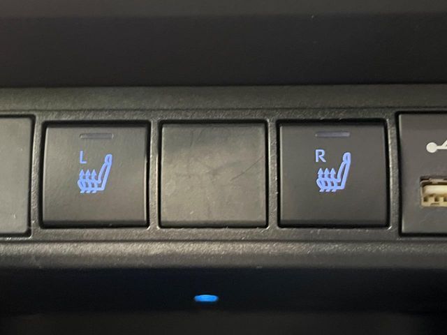 【シートヒーター】寒い日に重宝するシートヒーター！エアコンより早く温まってくれるので寒がりの人も安心ですね♪エアコンの温風は乾燥するから苦手、という方にもをおすすめです。