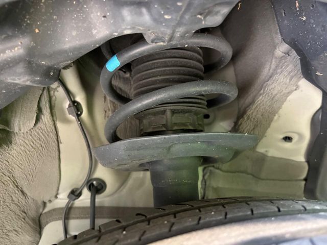 お車を安心してお乗りいただく為には、足回りの定期点検が欠かせません。サービスサポート（有償保証）では無料点検もご提供しており、安心のカーライフをお過ごしいただけるサポート体制が整っています。