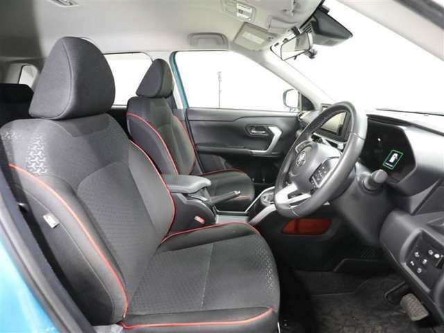 ゆったり室内で運転もしやすいです♪使い勝手の良い配置も考えられています！！