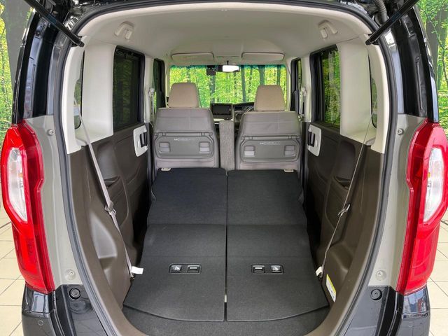 後席を格納すると、これだけの広さが！シーンに合わせたシートアレンジで、大きな荷物も積むことが出来ます♪