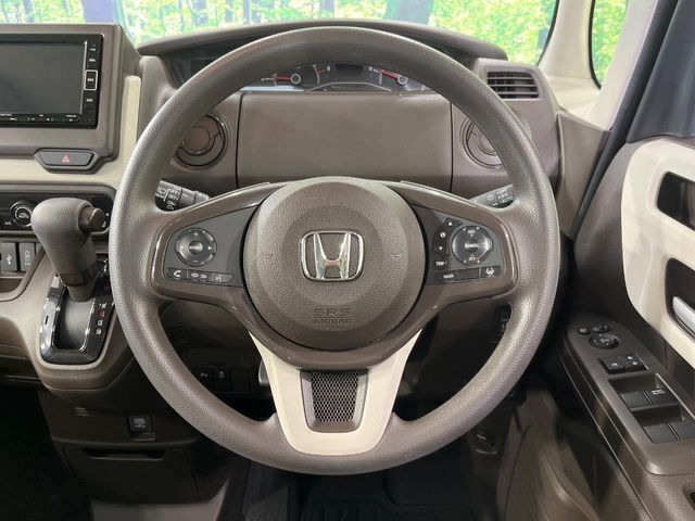 インテリアに合わせたデザインのステアリングは、運転される方のことも考え、運転しやすい形状、大きさです。是非一度、実際に触ってお確かめください。