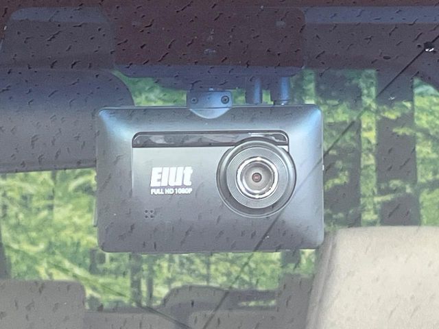 【ドライブレコーダー】安心・安全なカーライフに必須のドライブレコーダーを装備！走行中はもちろん、あおり運転や事故に遭遇した際の状況も映像で記録し、万一のリスクに備えます。