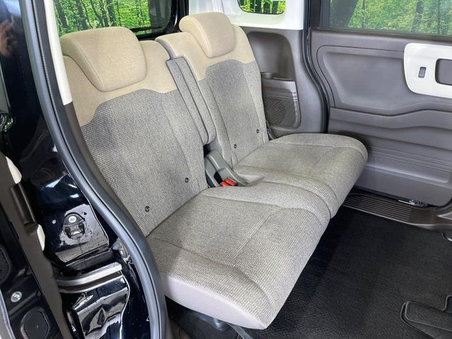 広々とした2列目シートは居住性が高く、居心地も快適！友達や家族とのお出かけにぴったりです。ベビーシートやチャイルドシート使用時も快適にお過ごしいただける十分な空間を確保しています。