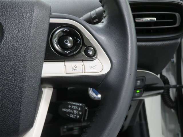 ステアリングスイッチ右側　メーター操作スイッチ、LDAスイッチ、車間距離切替スイッチ、クルーズコントロールスイッチ。　ハンドルから手を離さなくても操作ができます！