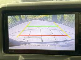 【バックカメラ】駐車時に後方がリアルタイム映像で確認できます。大型商業施設や立体駐車場での駐車時や、夜間のバック時に大活躍！運転スキルに関わらず、今や必須となった装備のひとつです！