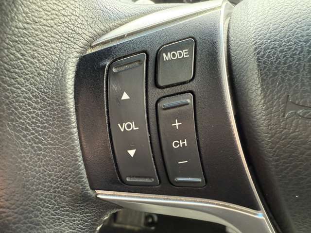 【ステアリングリモコン】ステアリングスイッチを使うことで「運転中電話に触れずに電話に出る」「カーオーディオを切り替える」「音量調節をする」といったハンズフリー操作を行うことができます！