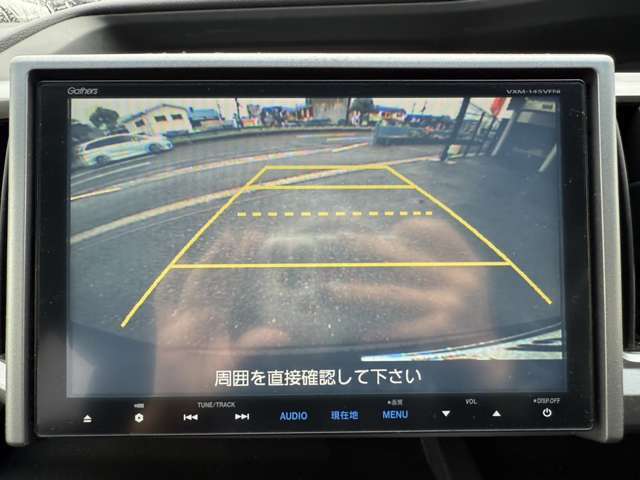 【バックカメラ】駐車が苦手な方でも安心してお乗りいただけます。リバース連動で画面が切り替わるのでとっても便利です。