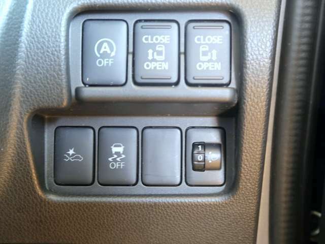 両側自動ドアのスイッチも運転席にあり安全確認をしながらの操作が出来ます。挟み込み防止もあり小さなお子様がいても安心です！