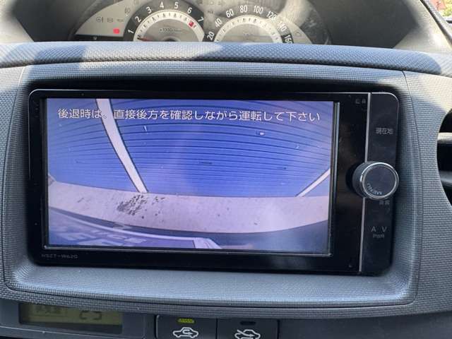 【バックカメラ】カラーで後方の映像を映してくれます。障害物や車庫入れの際の確認もできます。