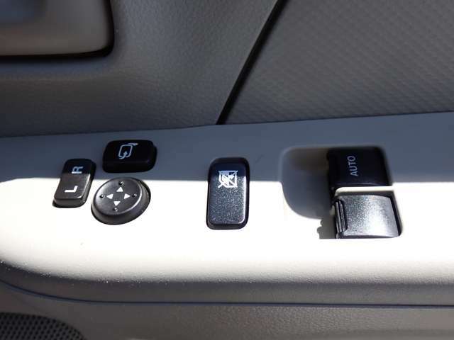 「スイッチ類」電動格納ミラーは当たり前。パワーウィンドーも運転席で操作可能ですね。