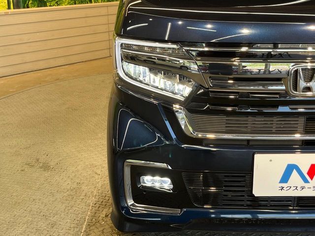 【LEDヘッドライト】悪天候や夜間走行時も良好な視界を確保し安心して運転できる高輝度LEDヘッドライトを装備！点灯速度が早く、消費電力も抑えられています。