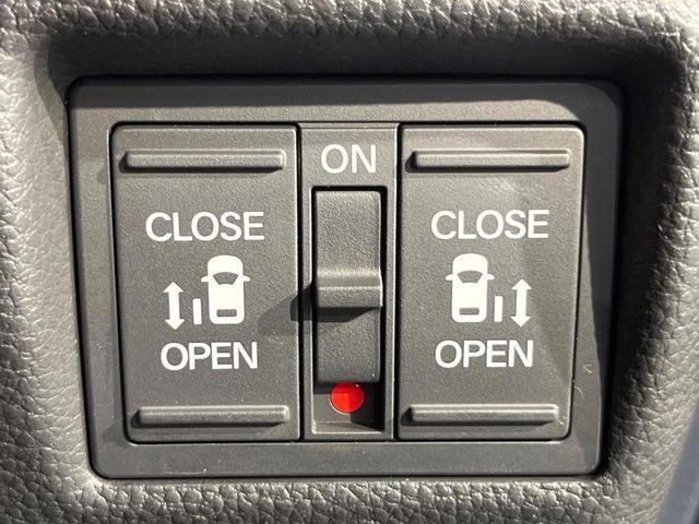 【両側パワースライドドア】スマートキーや運転席のスイッチで後席両側スライドドアの開閉が可能♪電動だから力を入れてドアを開ける必要が無く、小さなお子様でも簡単に開け閉めでき快適です♪