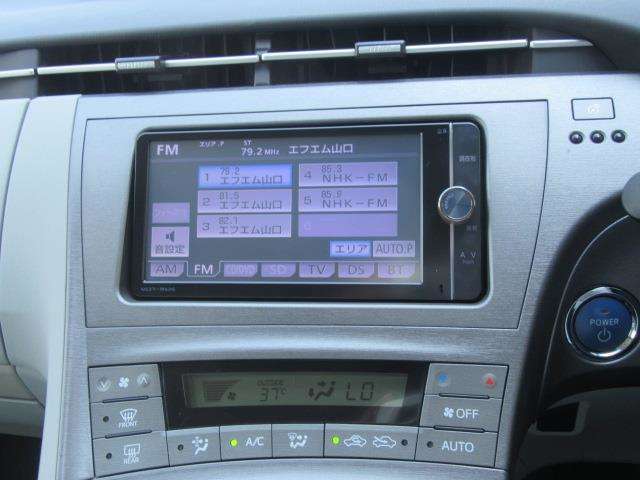 純正ナビを装備。タッチパネル式で使いやすく、お出かけもラクラクです。