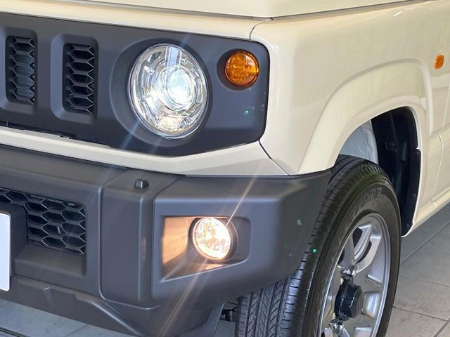 【LEDヘッドライト】悪天候や夜間走行時も良好な視界を確保し安心して運転できる高輝度LEDヘッドライトを装備！点灯速度が早く、消費電力も抑えられています。
