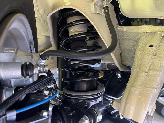 お車を安心してお乗りいただく為には、足回りの定期点検が欠かせません。サービスサポート（有償保証）では無料点検もご提供しており、安心のカーライフをお過ごしいただけるサポート体制が整っています。