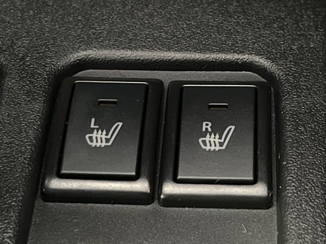 【シートヒーター】寒い日に重宝するシートヒーター！エアコンより早く温まってくれるので寒がりの人も安心ですね♪エアコンの温風は乾燥するから苦手、という方にもをおすすめです。