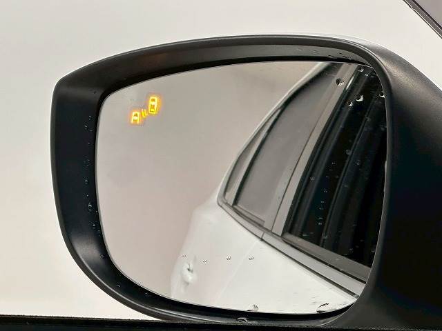 【ブラインドスポットモニター】車線変更時の死角の安全をサポートする装置です。