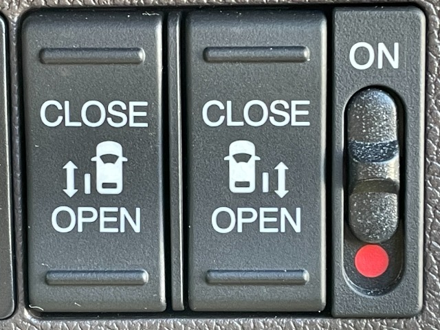 両側パワースライドドアは運転席から操作可能です。