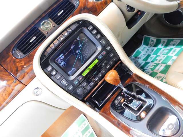 大変走行少なく使用感の無い美しすぎる室内装状態は感動ものです。
