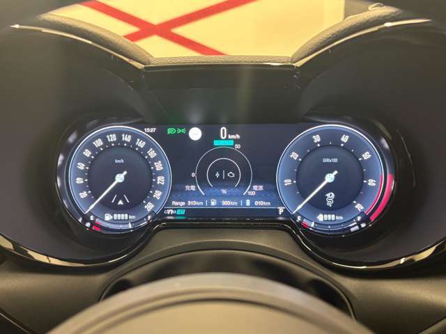 デジタルメーターは伝統の双眼鏡型を採用。