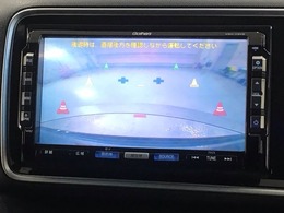 リバースギアに入れるだけで後方の表示へ切り替わります。夜間や雨の日の駐車も楽になりますよ。