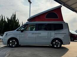 生活防水仕様で急な天候変化にも対応※雨天・強風時の使用はお控えください。ポップアップルーフはガスダンパー式で開閉がスムーズ。手軽に展開できる機能的な構造です。