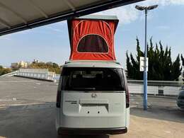 後方部分は全開放可能。開放感のある設計で、車内からの眺望や通気性を確保できます。また後方を全開放すれば、眺望・通気性を確保。アウトドアシーンでも快適な空間を演出します。