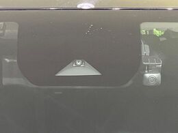 【インテリジェントエマージェンシーブレーキ】フロントカメラで前方の車両や歩行者を検知。衝突しそうな時は衝突被害軽減ブレーキが作動、衝突回避をサポート。より安全にドライブをお楽しみいただけます。