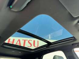 【サンルーフ】開放感たっぷりの希少装備、サンルーフが装着されています！車内に明かりを取り入れたり景色を楽しむ以外にも、車内の空気も簡単に換気できて快適です！