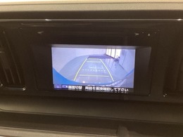 リバースギアに入れるだけで後方の表示へ切り替わります。夜間や雨の日の駐車も楽になりますよ。