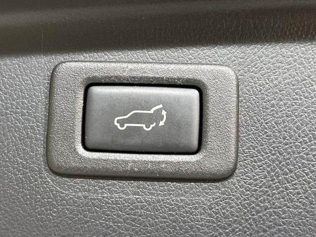 【パワーバックドア】スマートキーや運転席のボタンを押すだけでリアゲートが自動で開閉します！荷物を持っている時や、高い位置にあるバックドアを閉める際に便利な機能です♪