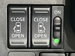 【両側スライドドア】駐車場で隣の車との間隔が狭く乗りにくい時、スライドドアなら安心！ドアオープン時も幅を取らず、開口部が広いので乗り降りがとっても簡単です。大きな荷物の出し入れも後席から可能♪