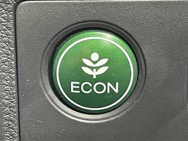 【ECONモード（イーコン）】クルマの動きを管理するシステムです。燃費を優先に自動制御されるもので、低燃費走行を自然にできるようになります。