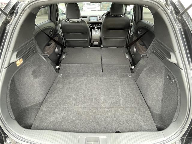 【トランク】積み込みやすくて、たっぷり積める荷室です。シートアレンジできるものは、乗車人数と荷物の量や大きさによってシートを動かすことができるので、より快適なドライブが可能です！