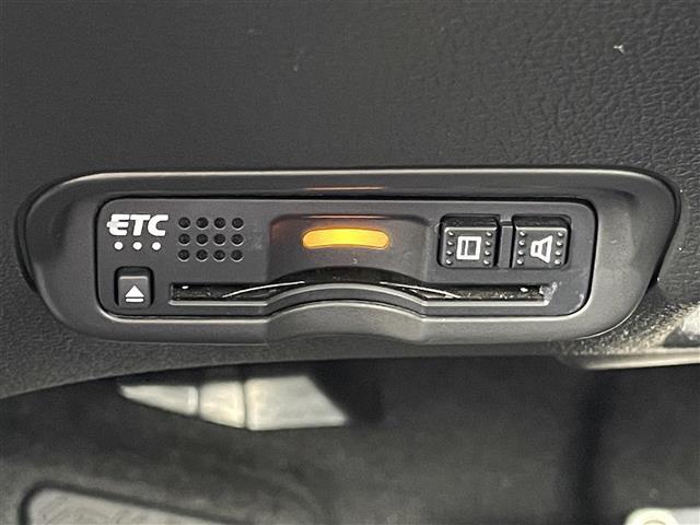 【ETC】有料道路を利用する際に料金所で停止することなく通過できる、ETC車載器（ノンストップ自動料金収受システム機器）が装備されています。セットアップを行うことで利用可能になります。
