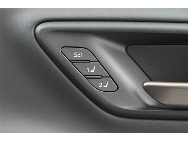 マイコンプリセット ドライビングポジションシステム 装備。　　運転席に、2名分のドライビングポジションを記憶。ドライバー交代の際に便利です。
