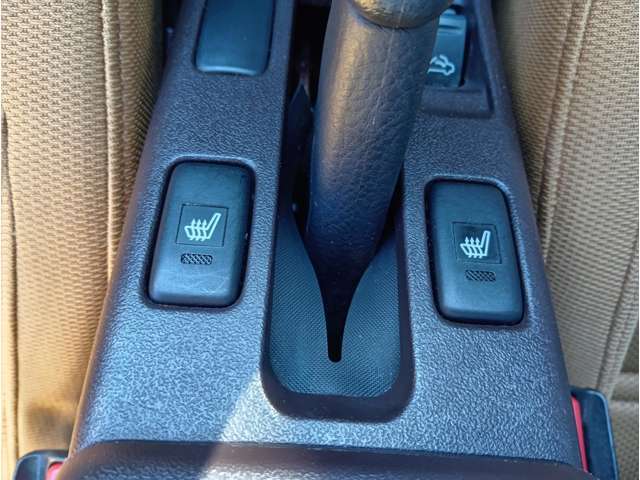 【シートヒーター】寒い日に重宝するシートヒーター！エアコンより早く温まってくれるので寒がりの人も安心ですね♪エアコンの温風は乾燥するから苦手、という方にもをおすすめです。