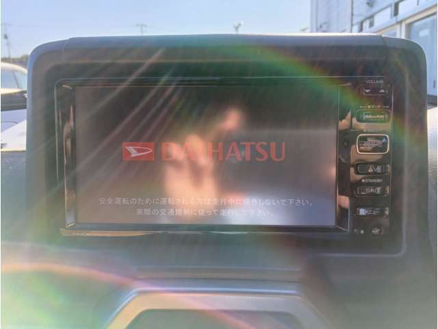 【純正ナビ】人気の純正ナビを装備しております。ナビの使いやすさはもちろん、オーディオ機能も充実！キャンプや旅行はもちろん、通勤や買い物など普段のドライブも楽しくなるはず♪