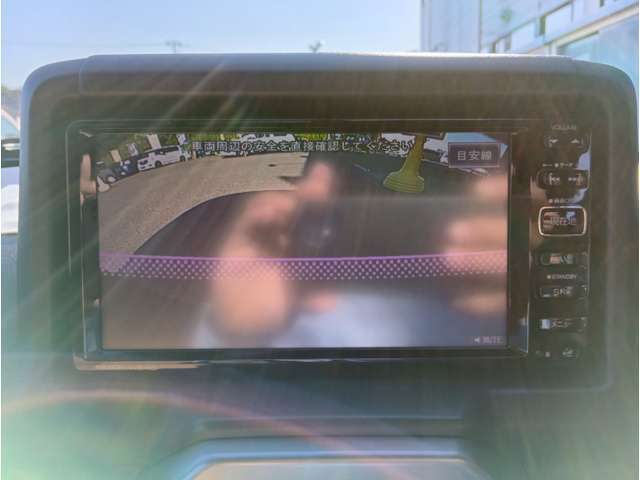 【バックカメラ】駐車時に後方がリアルタイム映像で確認できます。大型商業施設や立体駐車場での駐車時や、夜間のバック時に大活躍！運転スキルに関わらず、今や必須となった装備のひとつです！