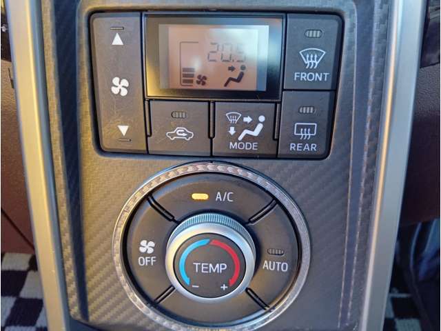 【オートエアコン】一度お好みの温度に設定すれば、車内の温度を検知し風量や温度を自動で調整。暑い…寒い…と何度もスイッチ操作をする必要はありません。快適な車内空間には必須の機能ですね♪