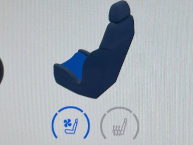【シートベンチレーション】夏場は涼しい風でお尻や背中の熱やムレを防ぎ、冬はエアコンよりも早く温まってポカポカに！季節を問わず快適に過ごせます。