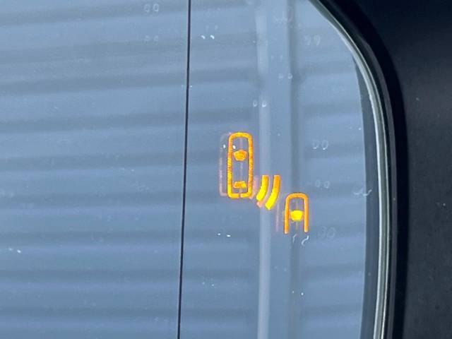 【ブラインドスポットモニター】走行中、ドアミラーの死角になりやすい箇所に後続車が接近するとサイドミラーのレンズに警告を表示！ドライバーに注意喚起をしてくれます。