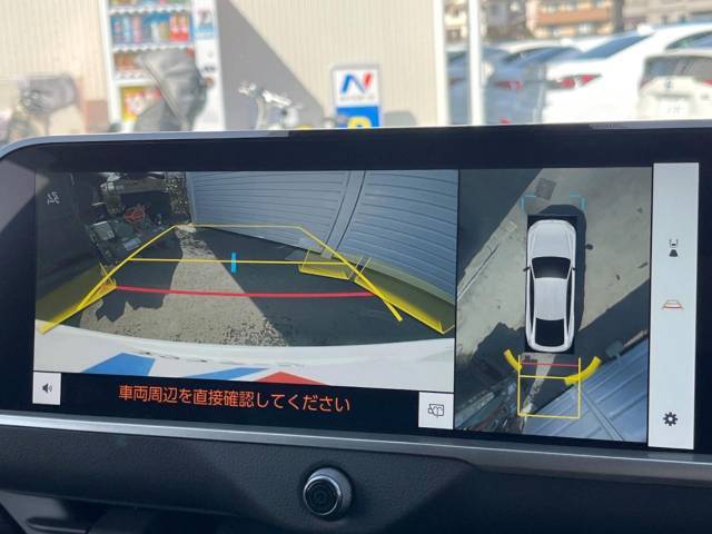 【パノラミックビューモニター】専用のカメラにより、上から見下ろしたような視点で360度クルマの周囲を確認することができます☆死角部分も確認しやすく、狭い場所での切り返しや駐車もスムーズに行えます。